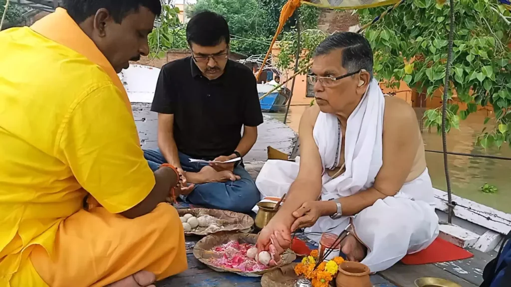Image of person doing pind daan- Pitru Paksha in Hinduism