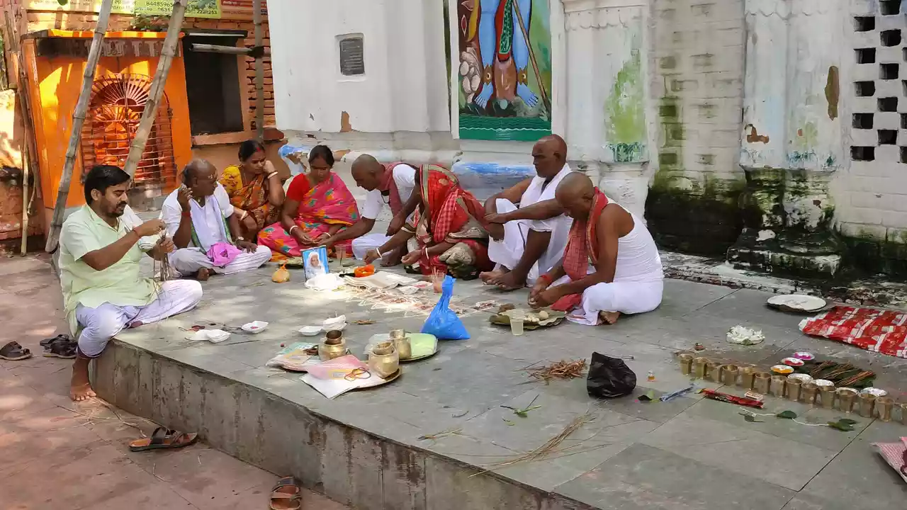Image of Family doing pind daan -The Role of Faith and Devotion in Pitrupaksha