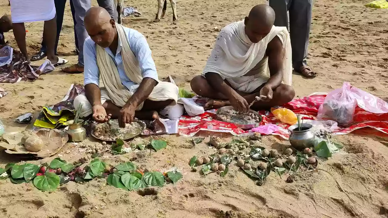 Devotees performing pind daan at gaya - The Exact Dates for Pitru Paksha Shradh in 2025