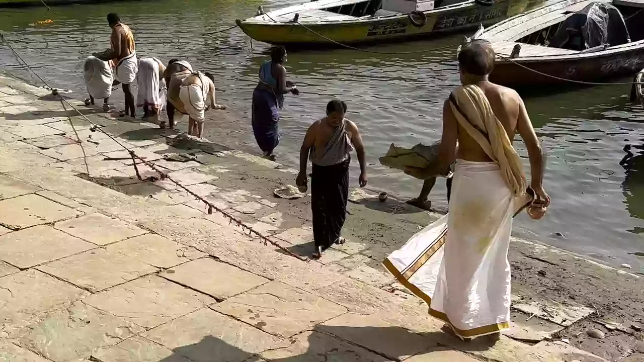 Devotees performing Pind daan - The A to Z of Pitrupaksha