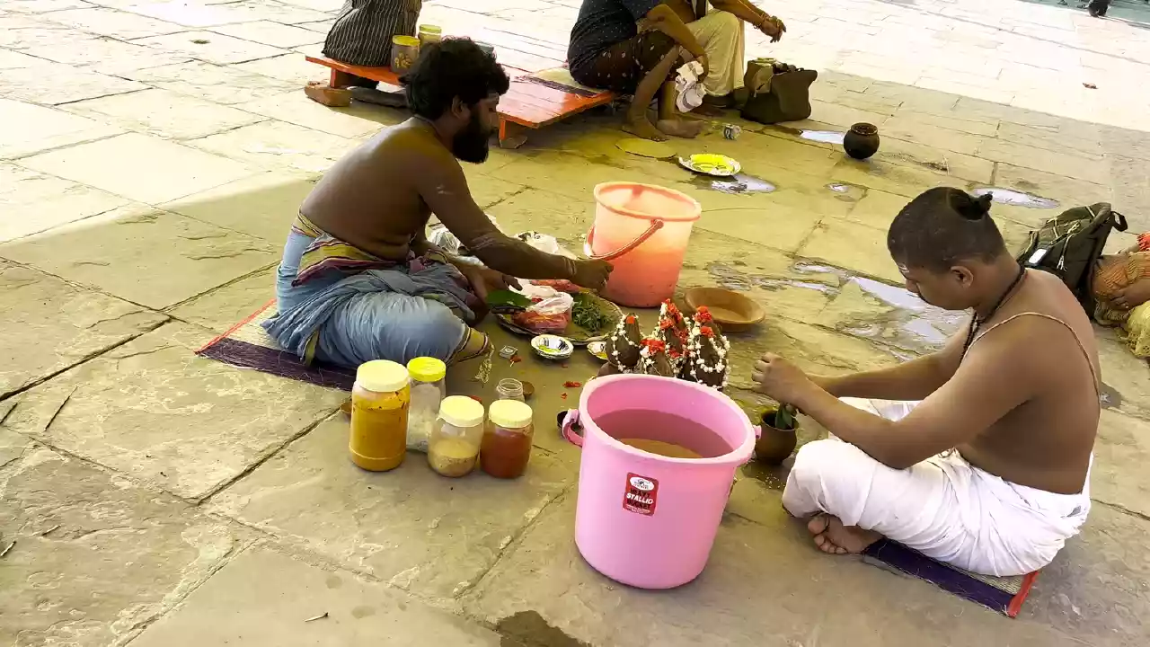 A devotee performing tripindi shradh at varanasi - the Exact Dates for Pitru Paksha Shradh in 2025