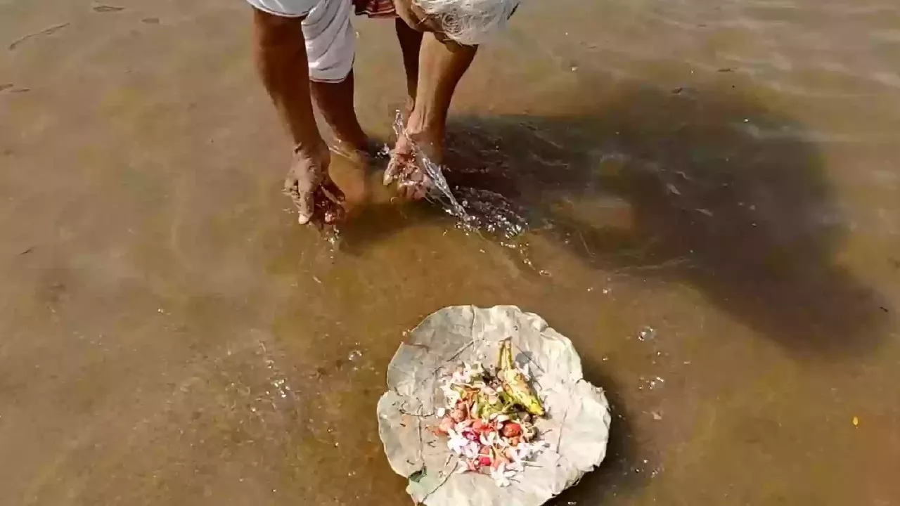 Image of a old man doing tarpan in river-Pitru Rina and Pitra Dosha