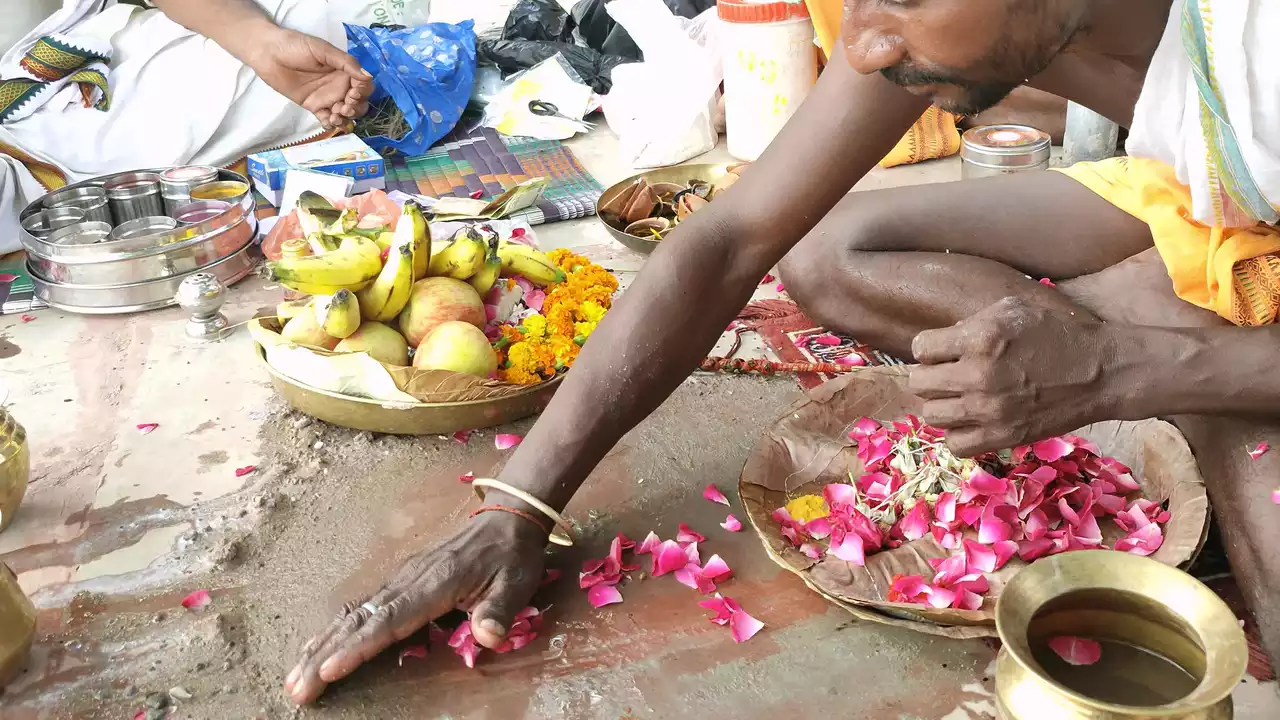  6.9s Shradh/Pind Daan ritual: Man